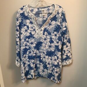 Cathy Daniels crinkle top with trim blue/white flowers 1x